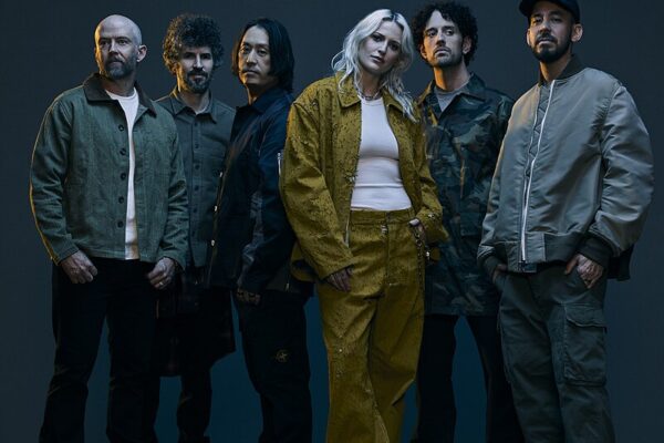 Linkin Park confirma turnê no Brasil em 2025 Integrantes do Linkin Park posam para foto promocional antes da turnê de 2025.